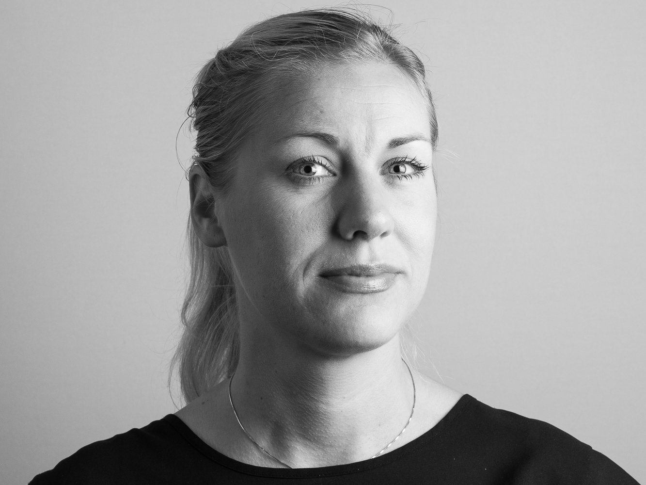Svartvitt porträtt av Johanna Bringefält
